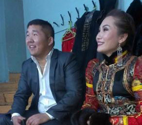 Нийтийн дуучид дундаа ганцхан менежертэй